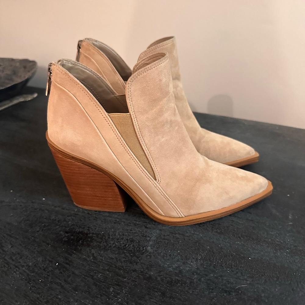 Tan block heel Vince Camuto ankle booties women size 7.5